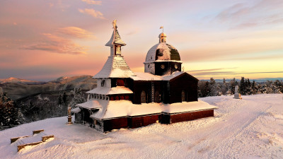 Zlatavý třpyt západu (Kaple svatého Cyrila a Metoděje)