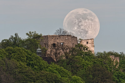 Květnová luna na Hukvaldech
