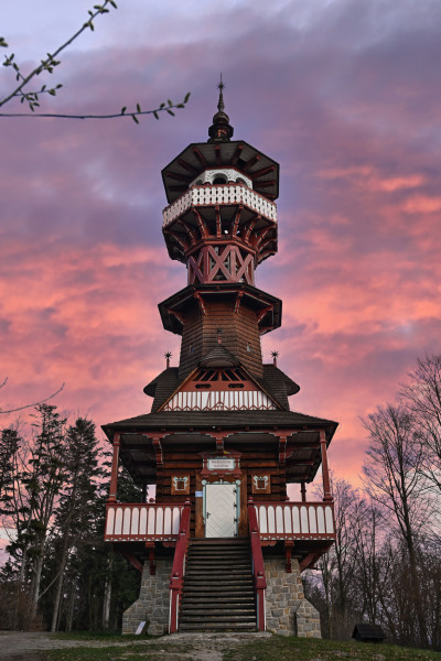 Jurkovičova rozhledna v červáncích